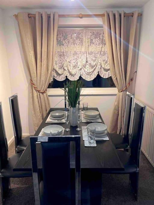 Princess 3 Bedroom House + Offstreet Parking +Wifi Leeds  Eksteriør billede