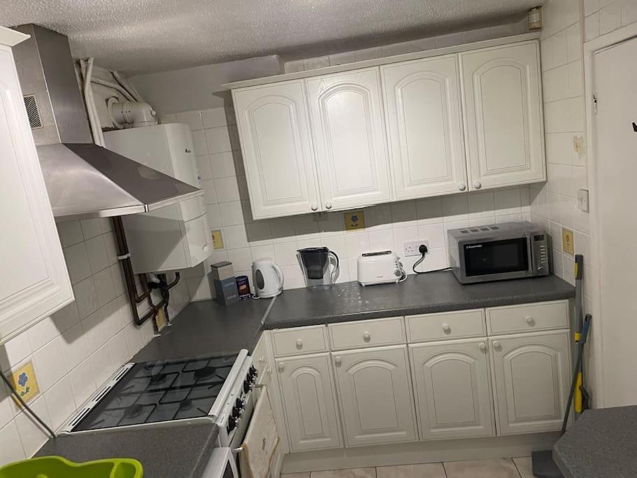 Princess 3 Bedroom House + Offstreet Parking +Wifi Leeds  Eksteriør billede